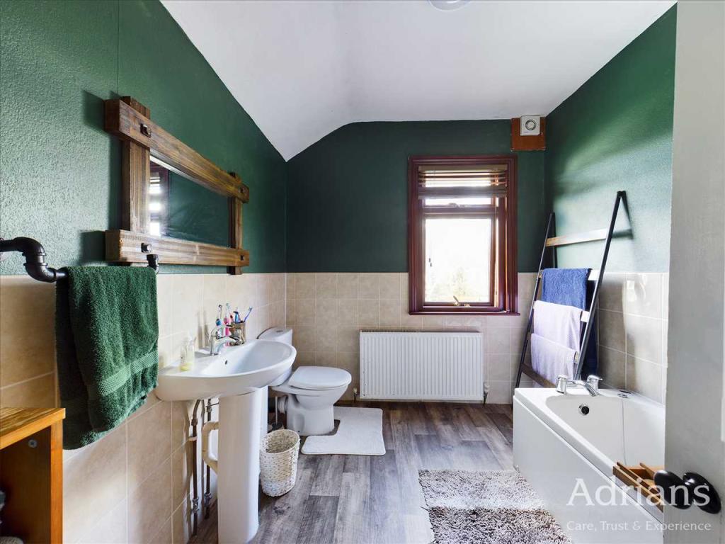 EN-SUITE BATHROOM