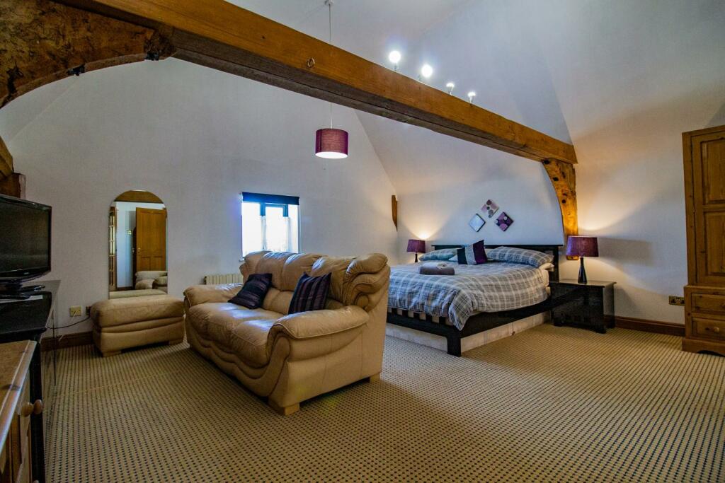 2 Clamp Farm Barns [Master Bedroom].jpg