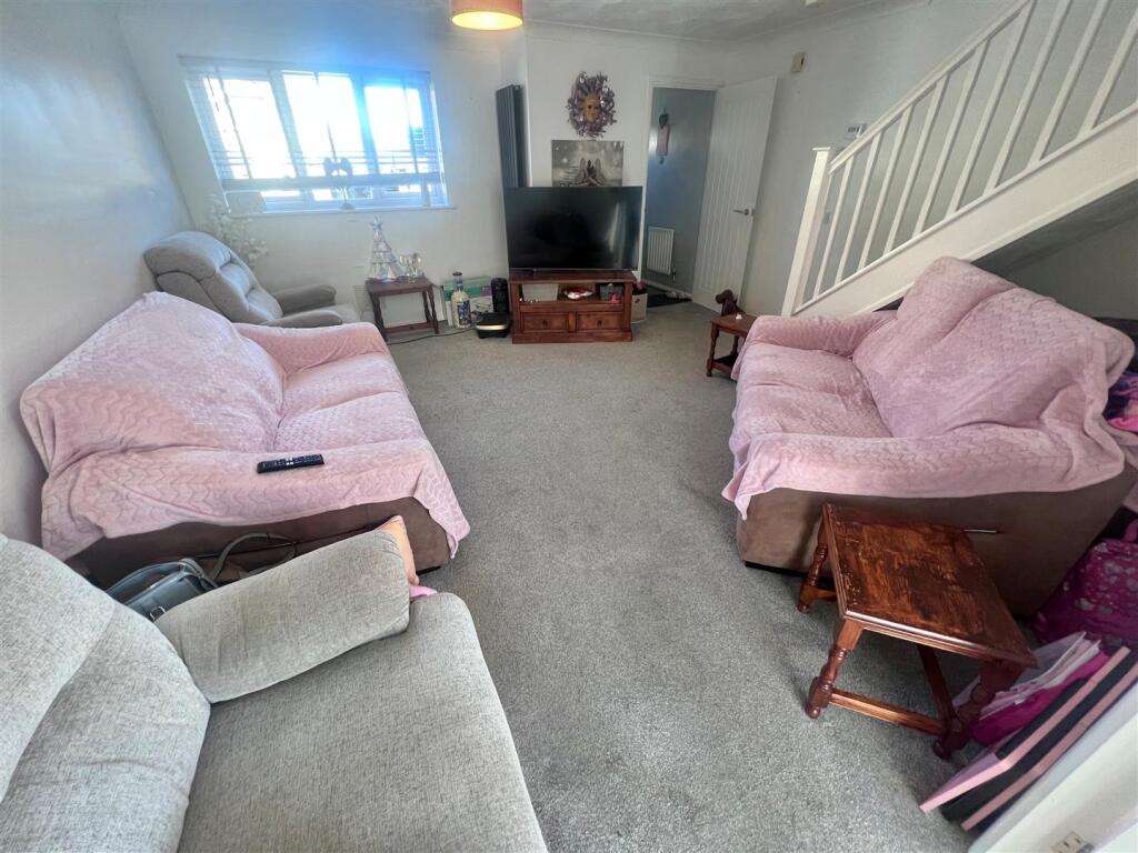 Living room 111a.jpg