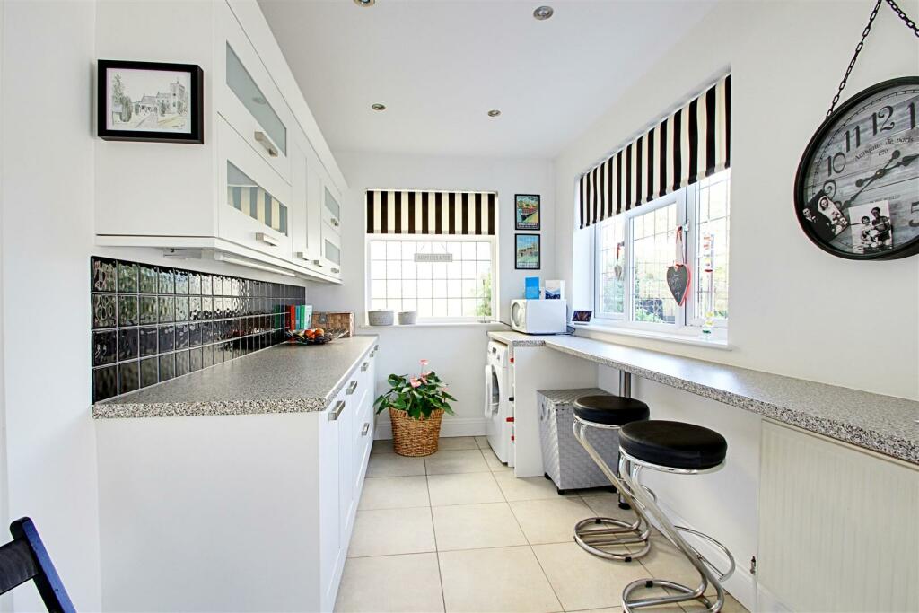Kitchen 1.jpg