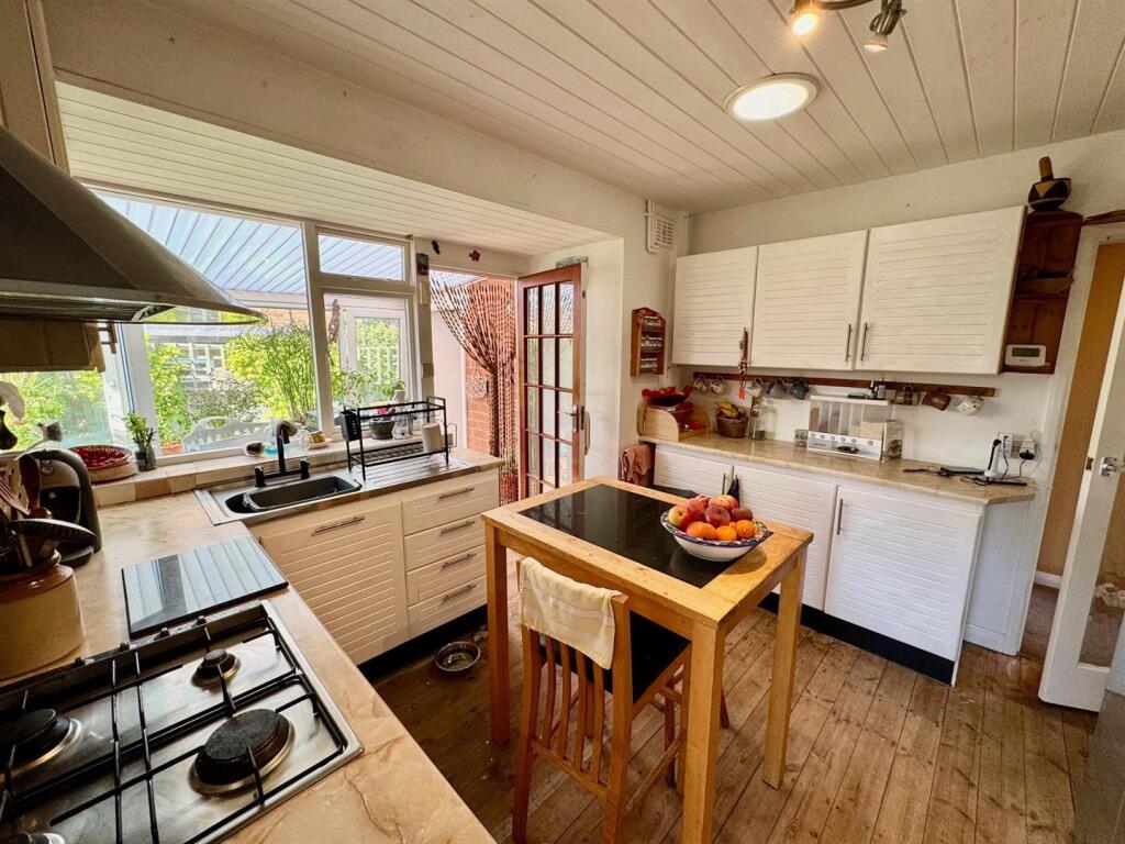 Kitchen 2.jpg