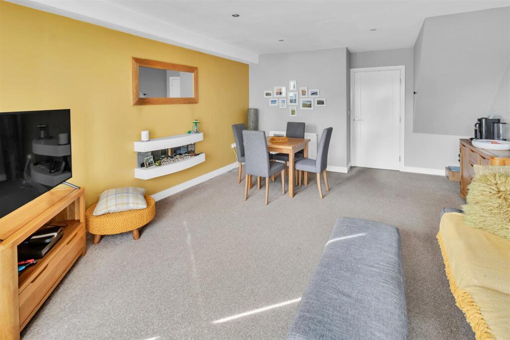 Lounge/ Dining Area