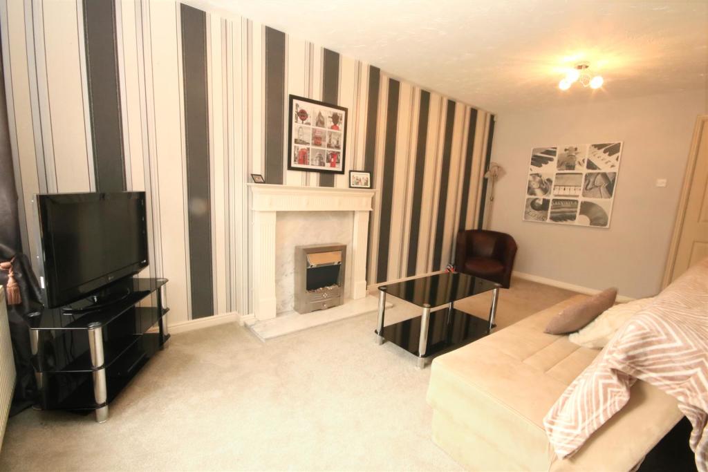 OPEN PLAN LOUNGE/ DINING ROOM