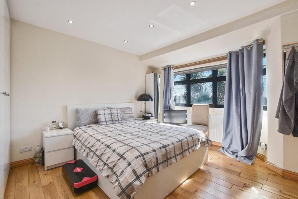 05-7b6bGCRXS - 20 Wise Lane - Bedroom 3 - Original