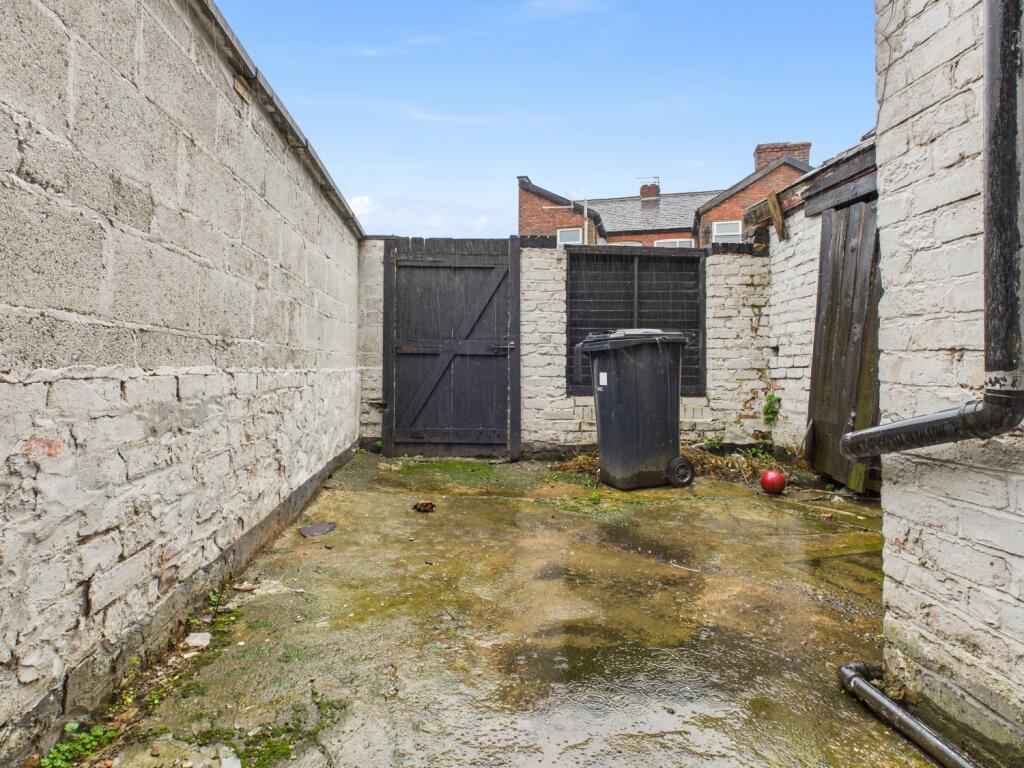 CAM03729G0-PR0139-STILL018