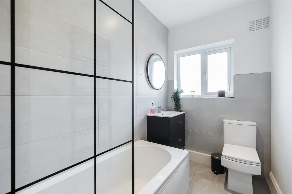 Bathroom (2).jpg