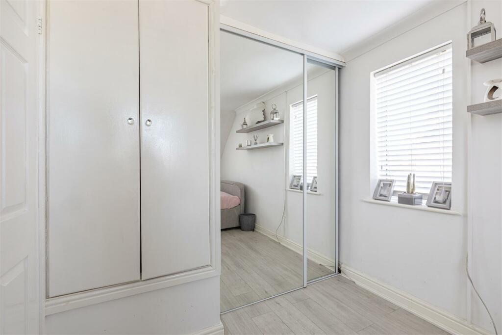 11 Magdalen Crescent, Byfleet, KT14 7SR - 18.jpg