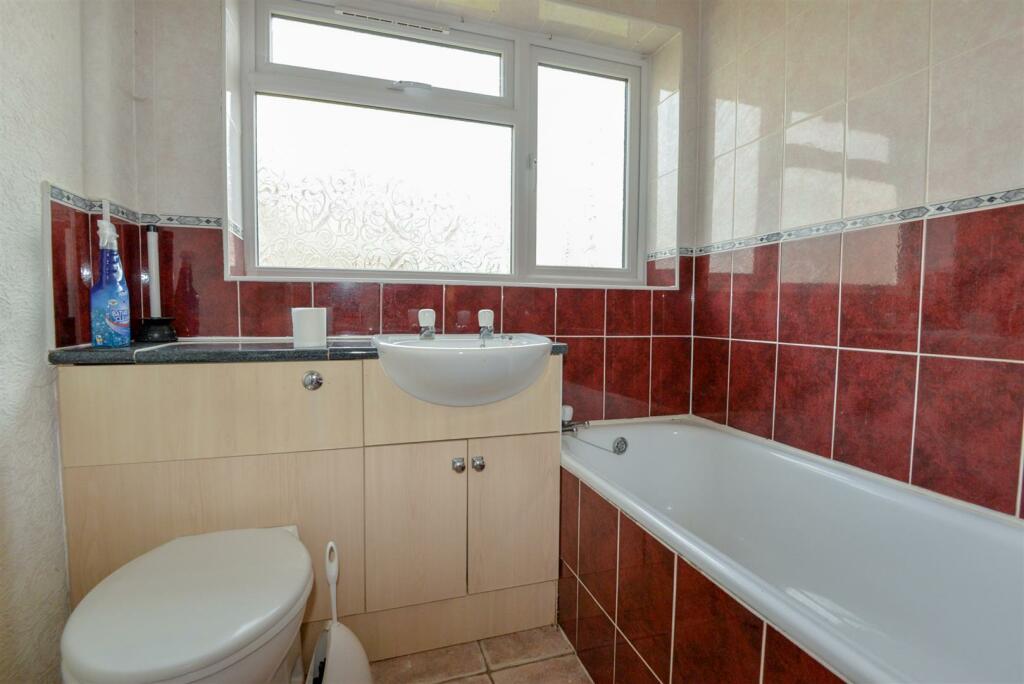Bathroom 1.jpg