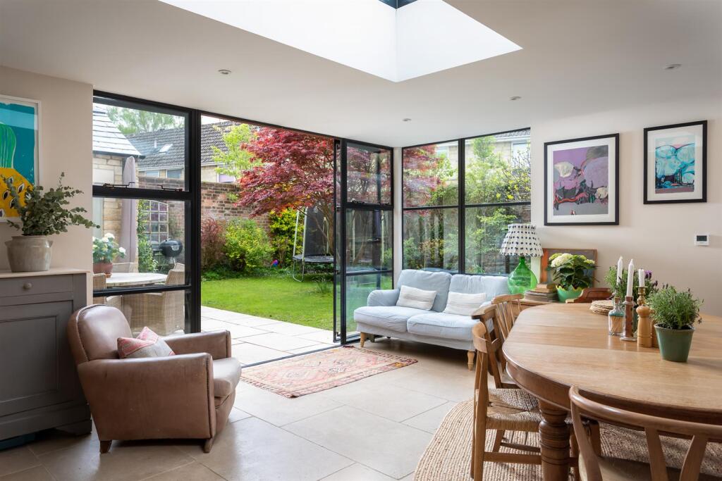 17 - 4 Victoria Road - GL7 1EN - Web.jpg