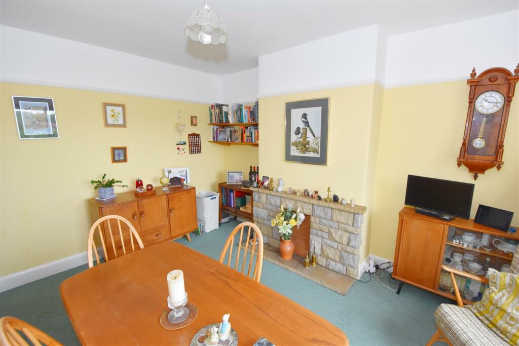 Dining room (2).jpg