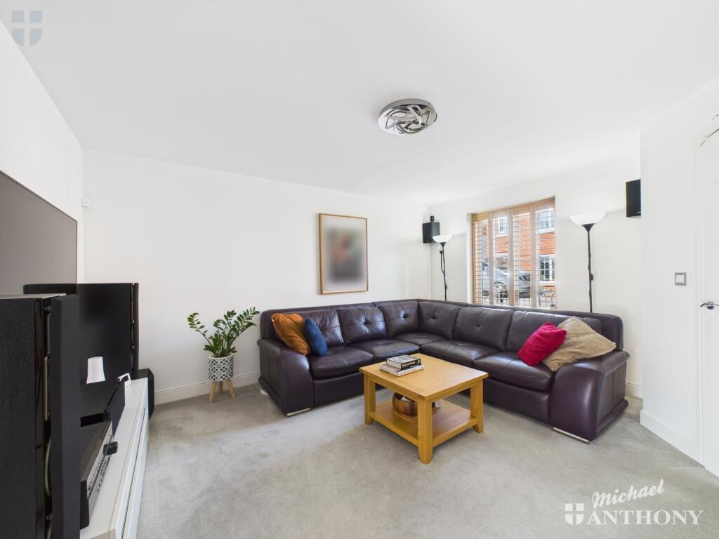 CAM03218G0-PR0594-STILL009