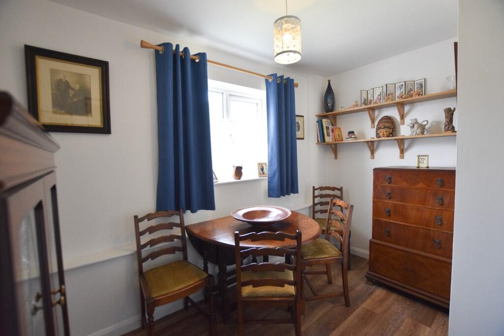 Dining Area/Bed 2