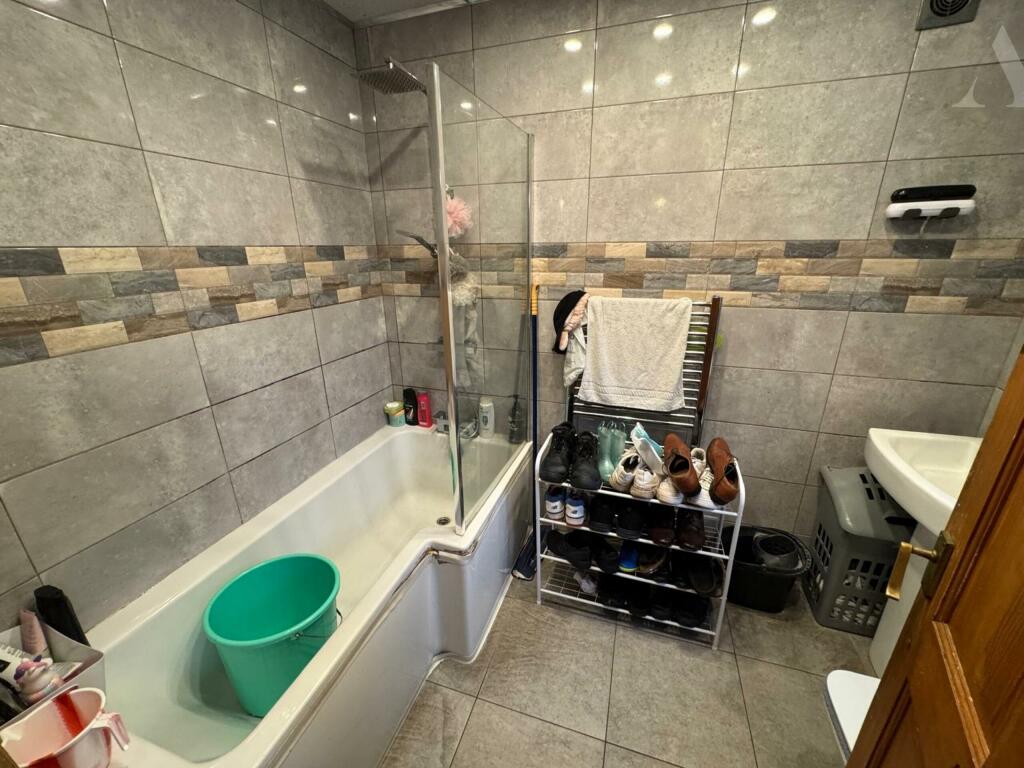 144 Sladefield Road Family Bathroom