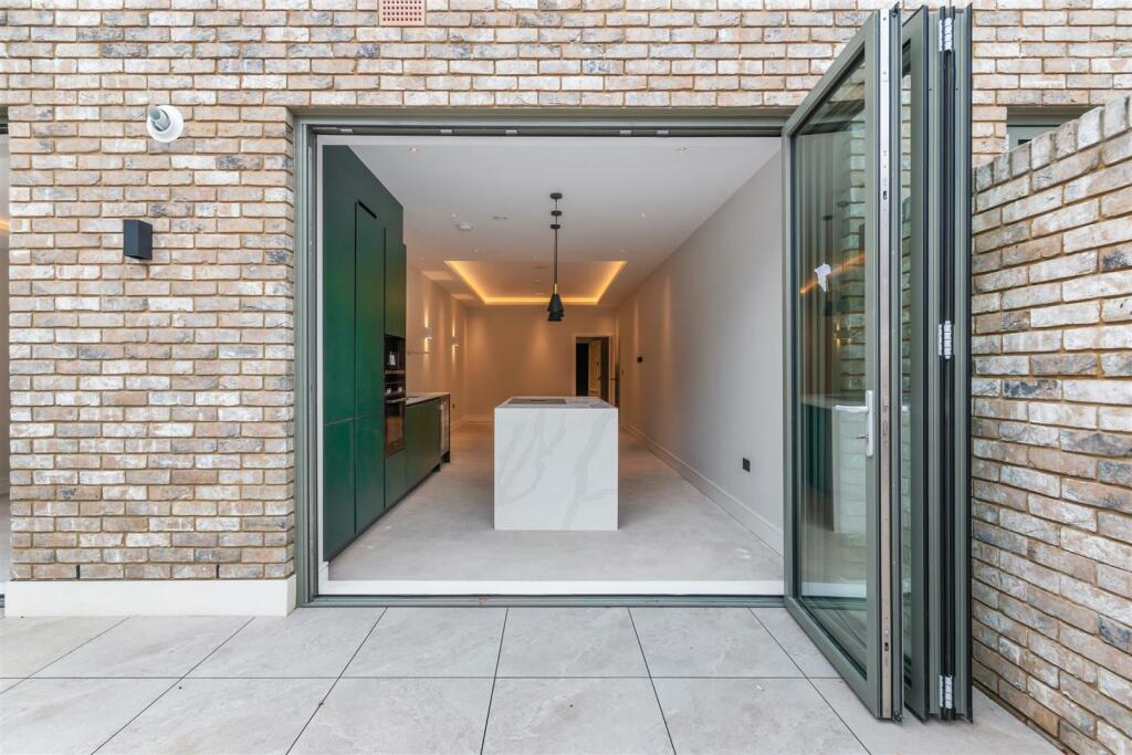 F1 397 Cockfosters Road Ph8.jpg