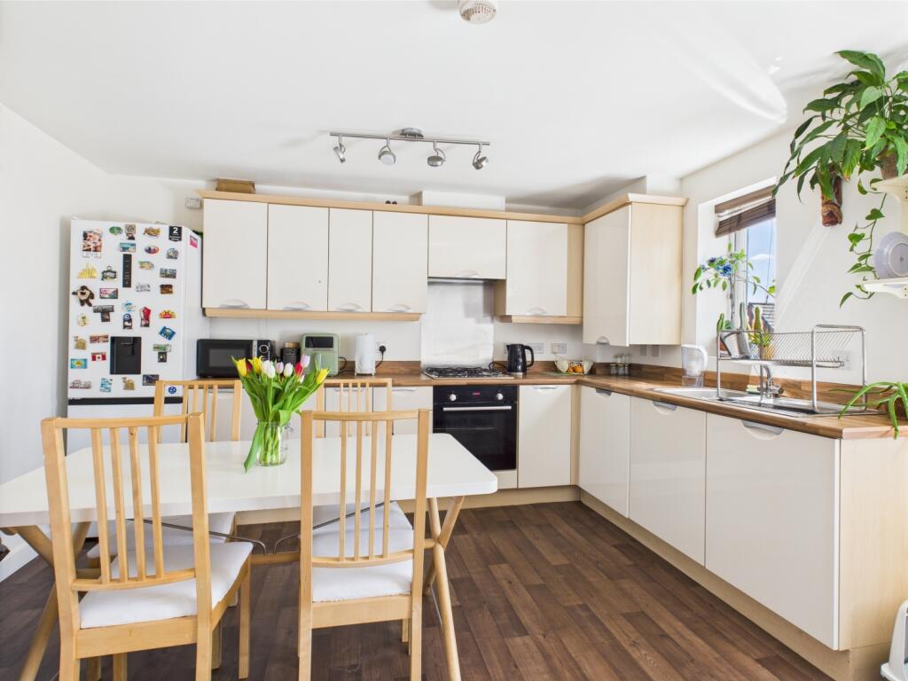 CAM03729G0-PR0049-STILL007