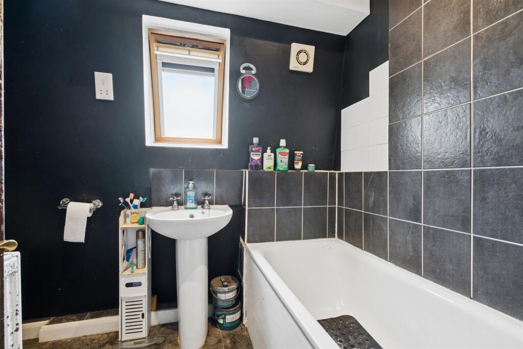 10b Tooting High Street SW17 0RG bathroom 1.jpg