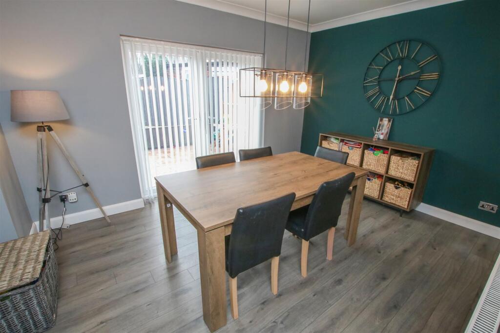 OPEN PLAN LOUNGE/ DINING ROOM