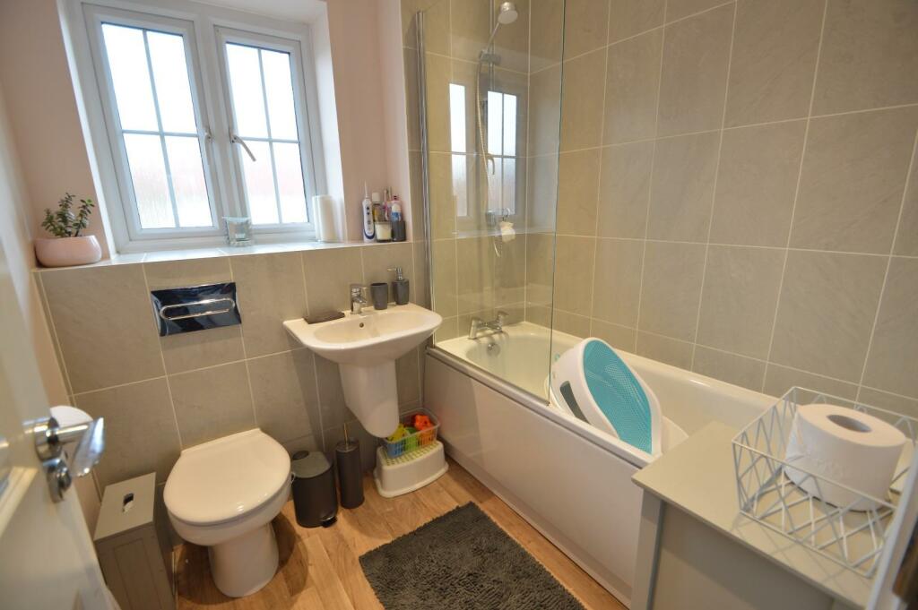 6 Starling Close bathroom.JPG