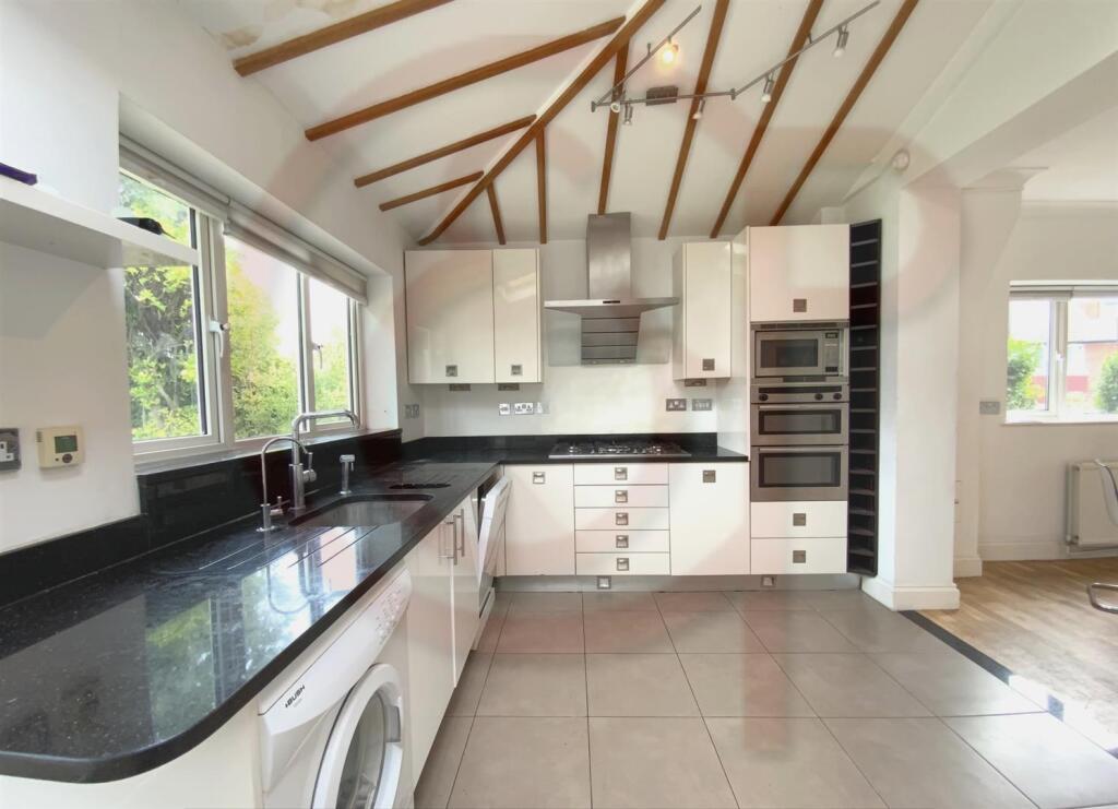 Kitchen 2.jpg