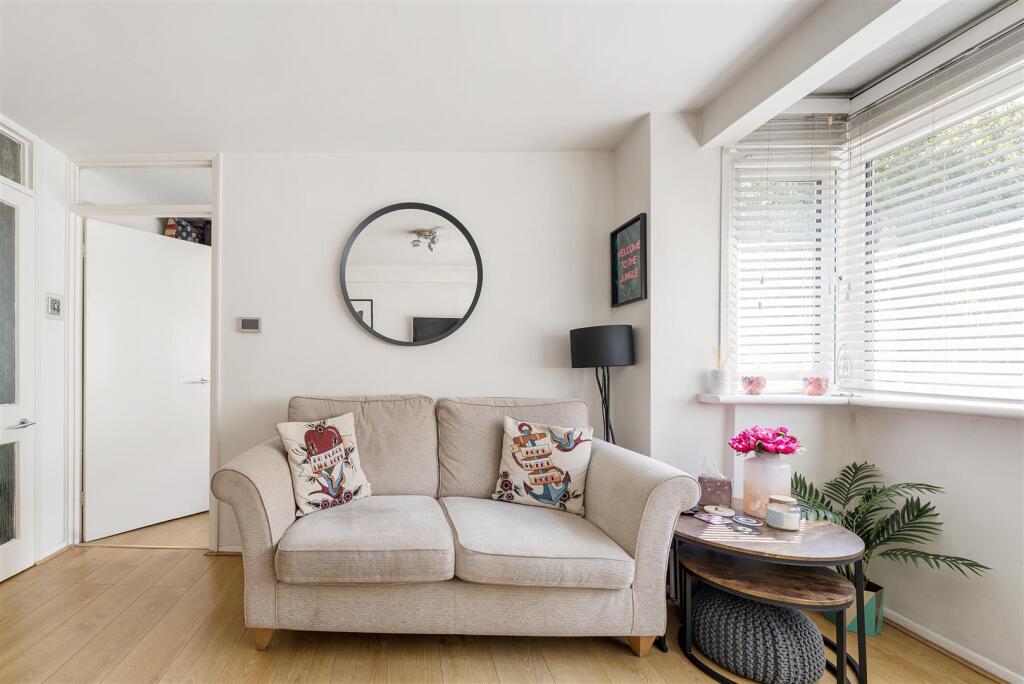 Queenswood Gardens E11