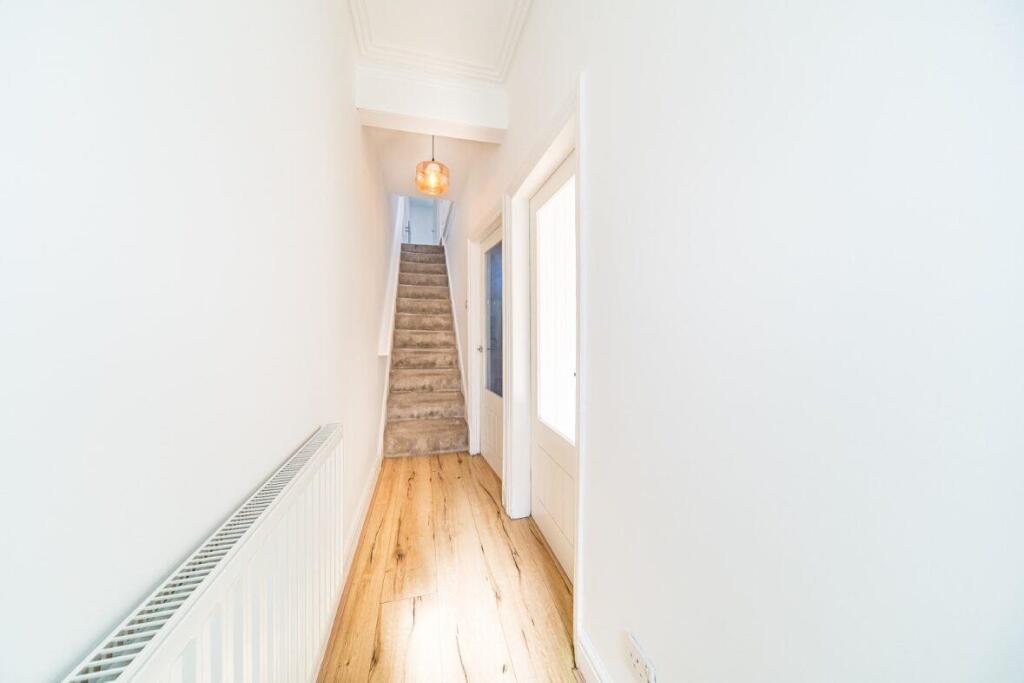 31 Ellaby Road hall.jpg