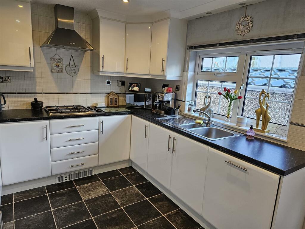 kitchen 1.jpg