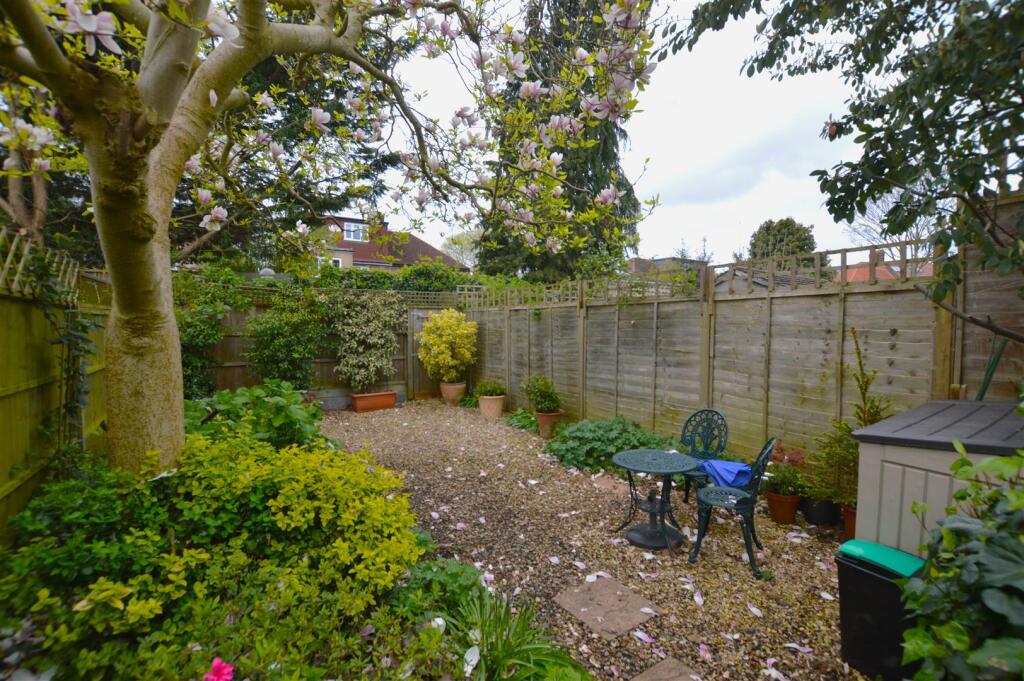 80 Wills Crescent garden2.JPG