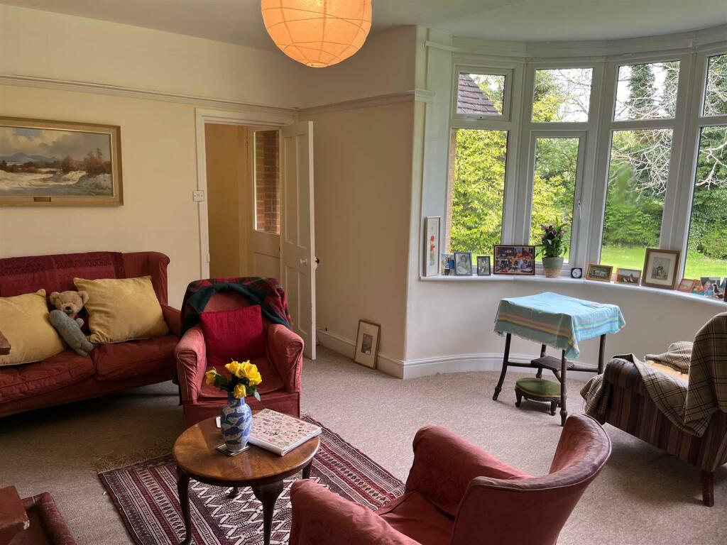 Lounge 3.jpg