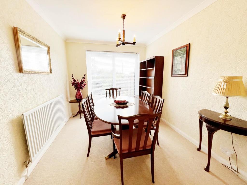 Dining Room pic 1.jpg
