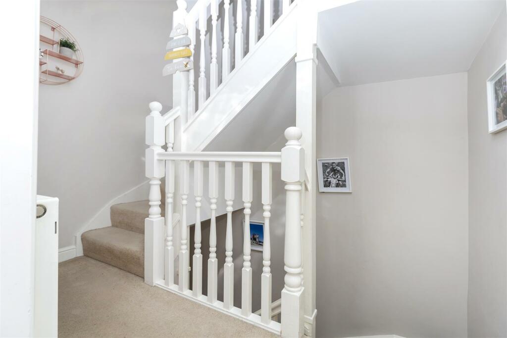 Bramleys Estate Agents - Heatherdale - Halifax (10