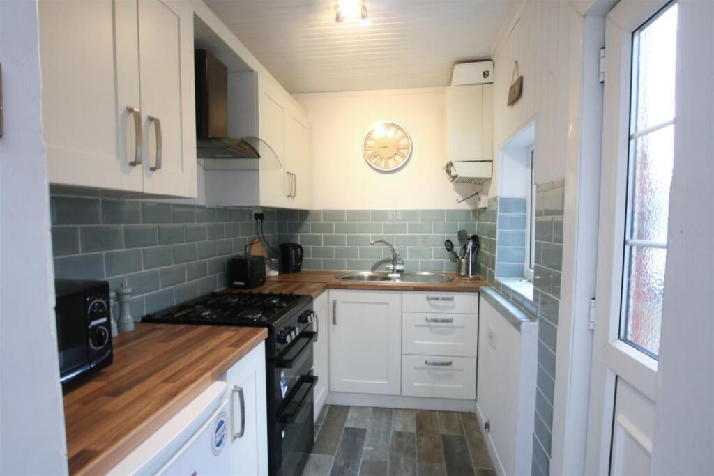 FITTED KITCHEN
