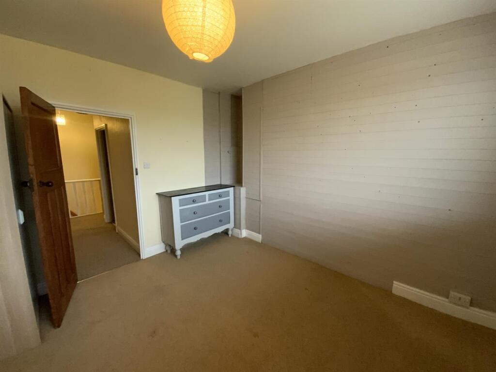 18 - bedroom .jpg