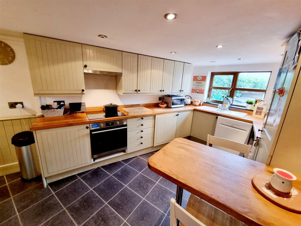 Kitchen 1.jpg