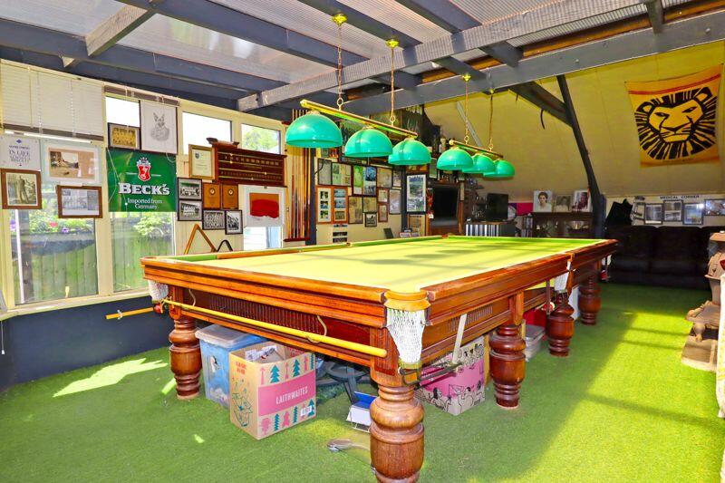 SNOOKER ROOM