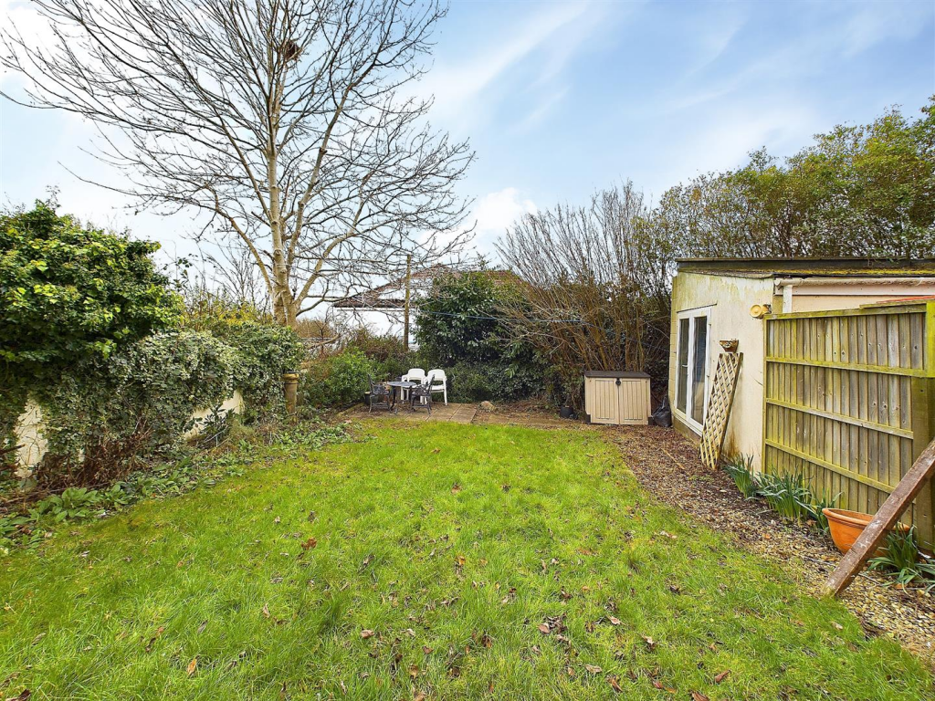 11 - 2 bedroom garden flat.png