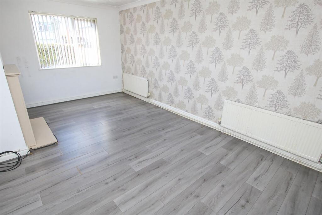 OPEN PLAN LIVING/DINING ROOM