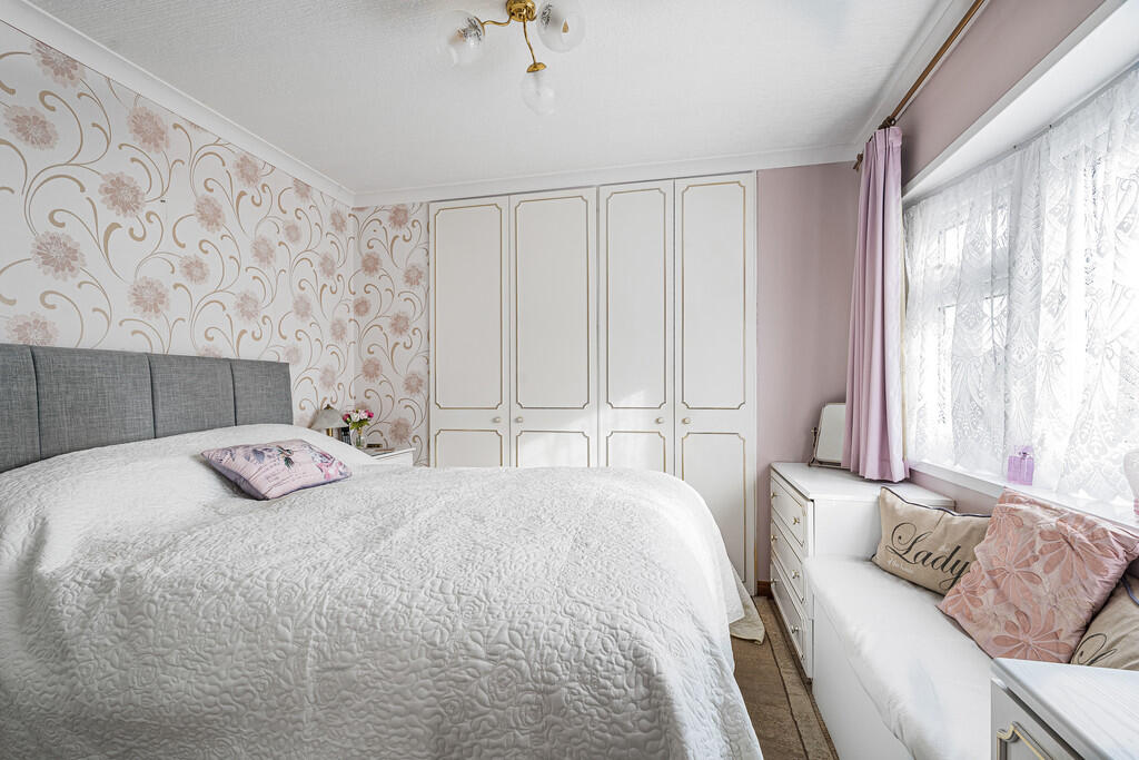 Main bedroom (2)