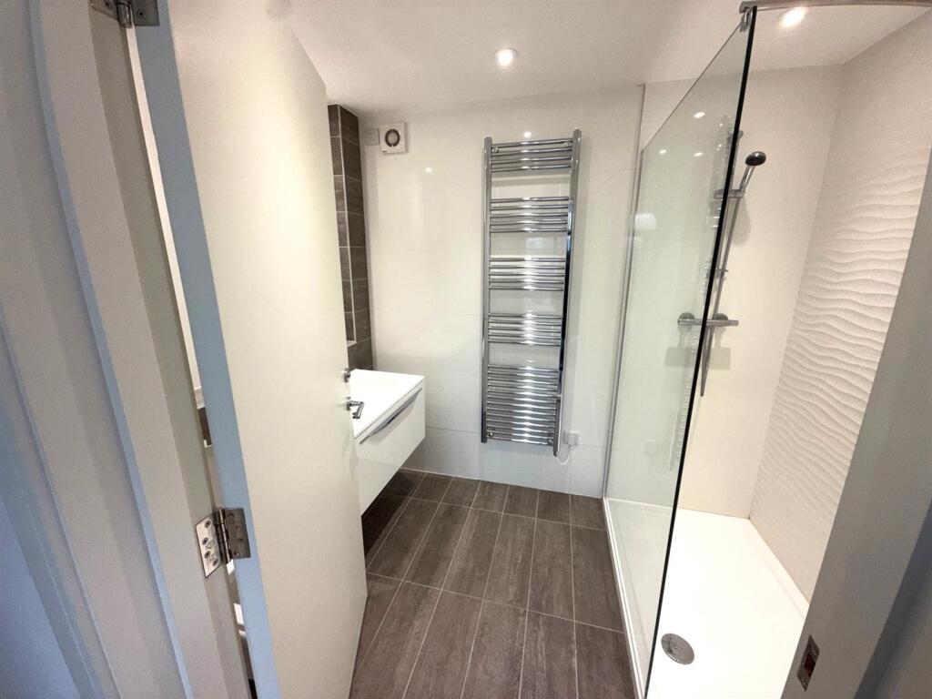 Flat 3 Bath 1.jpg