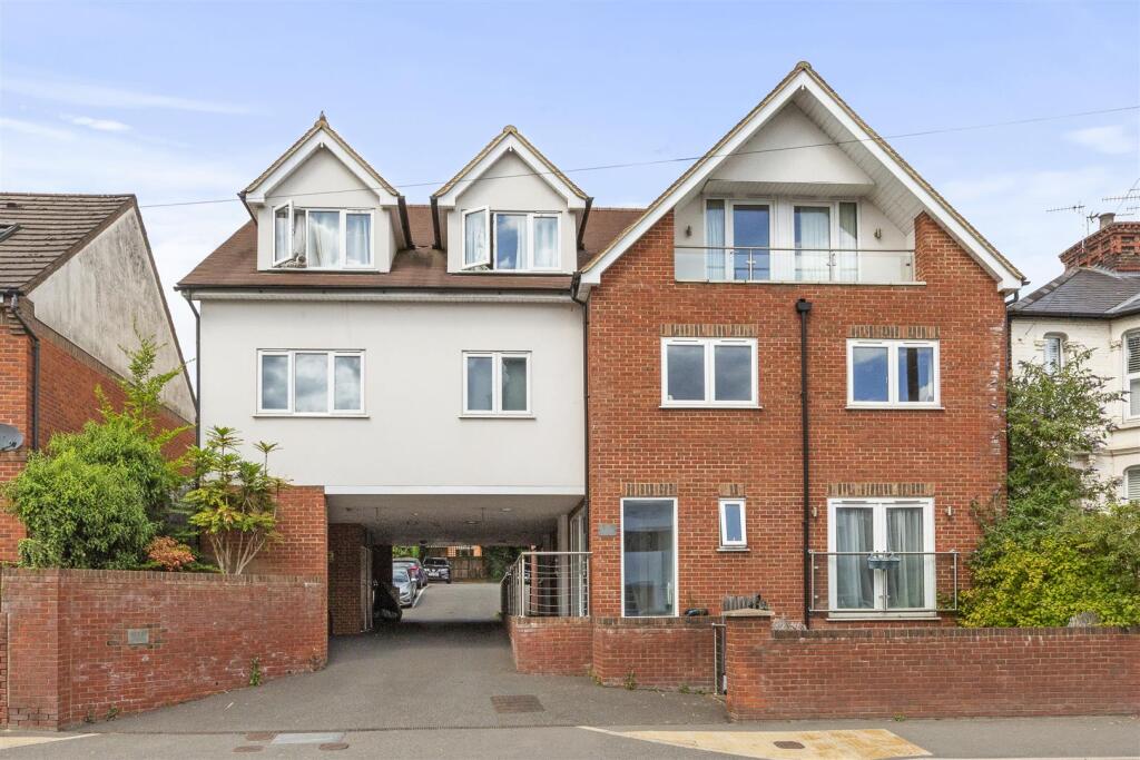 Flat 2, 77 London Road, HP11 1BN-9.jpg