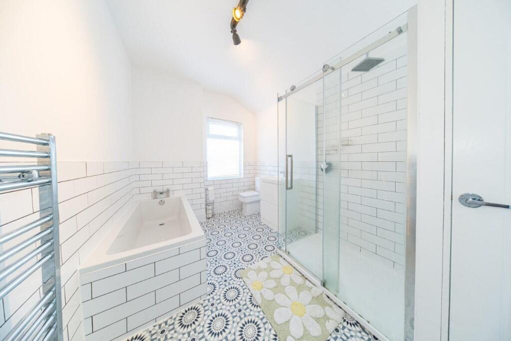 31 Ellaby Road bathroom.jpg