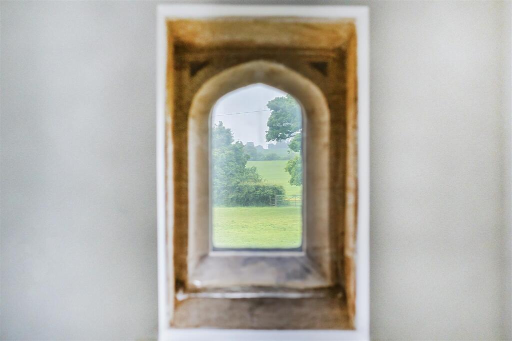 Mullion Window