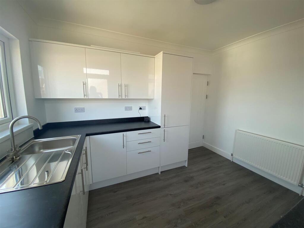 309FF Holton Road - kitchen 2.jpg