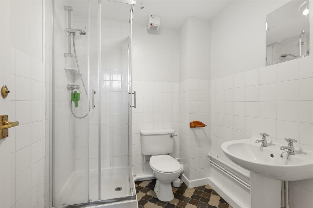 SHOWER ROOM