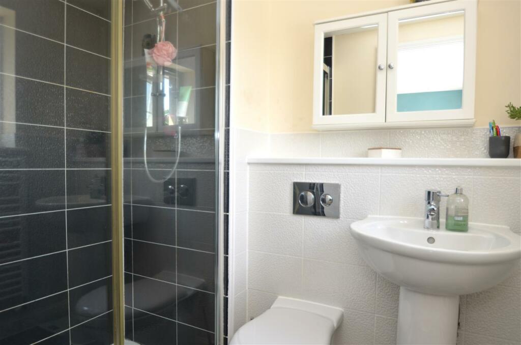 EN-SUITE SHOWER ROOM