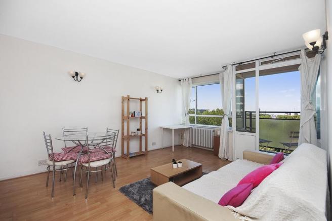 SPACIOUS RECEPTION: DINING/LOUNGE