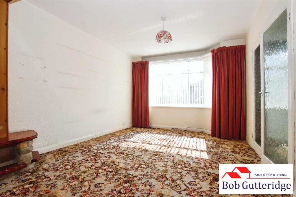 OPEN PLAN LOUNGE/DINING ROOM