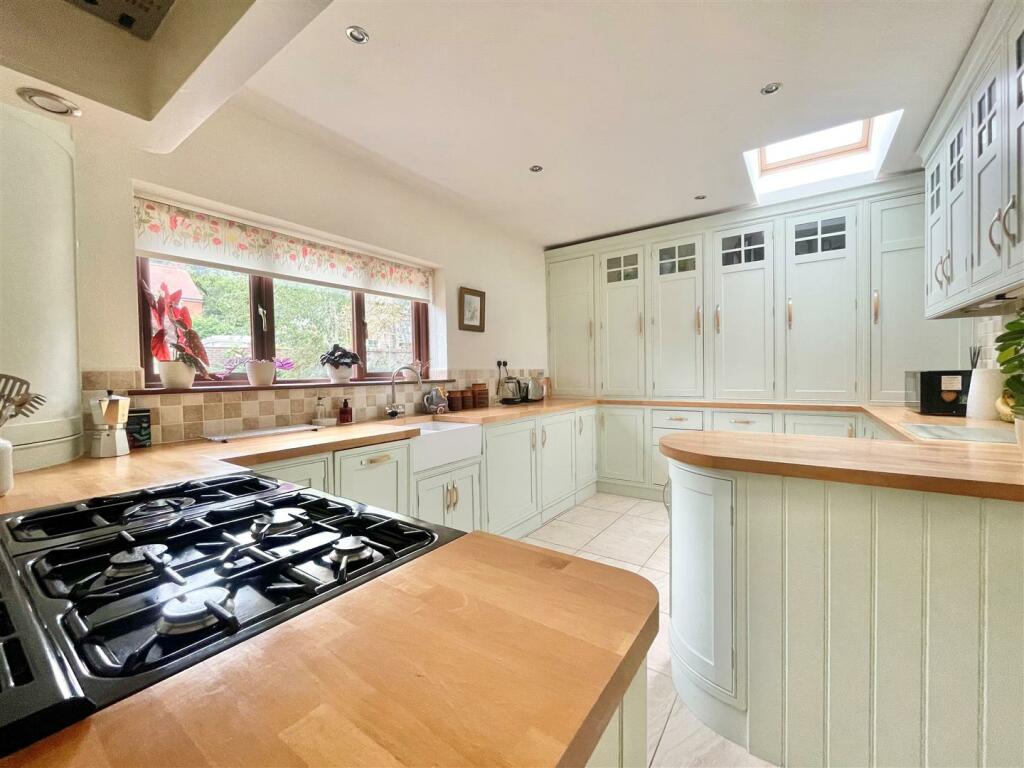 Kitchen 2.jpg