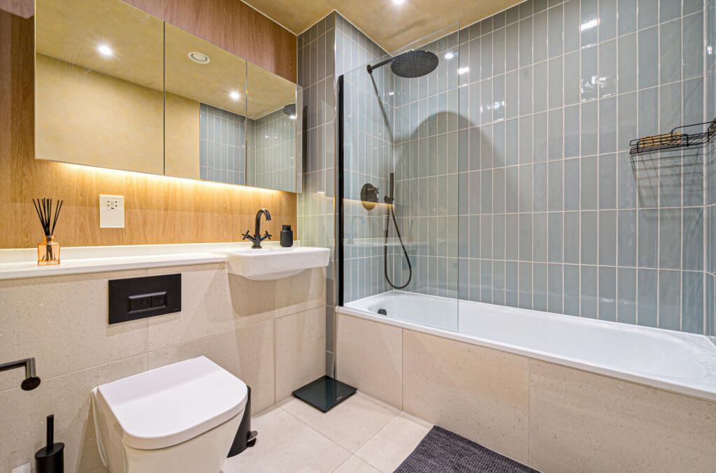 1382135-6-691b678...