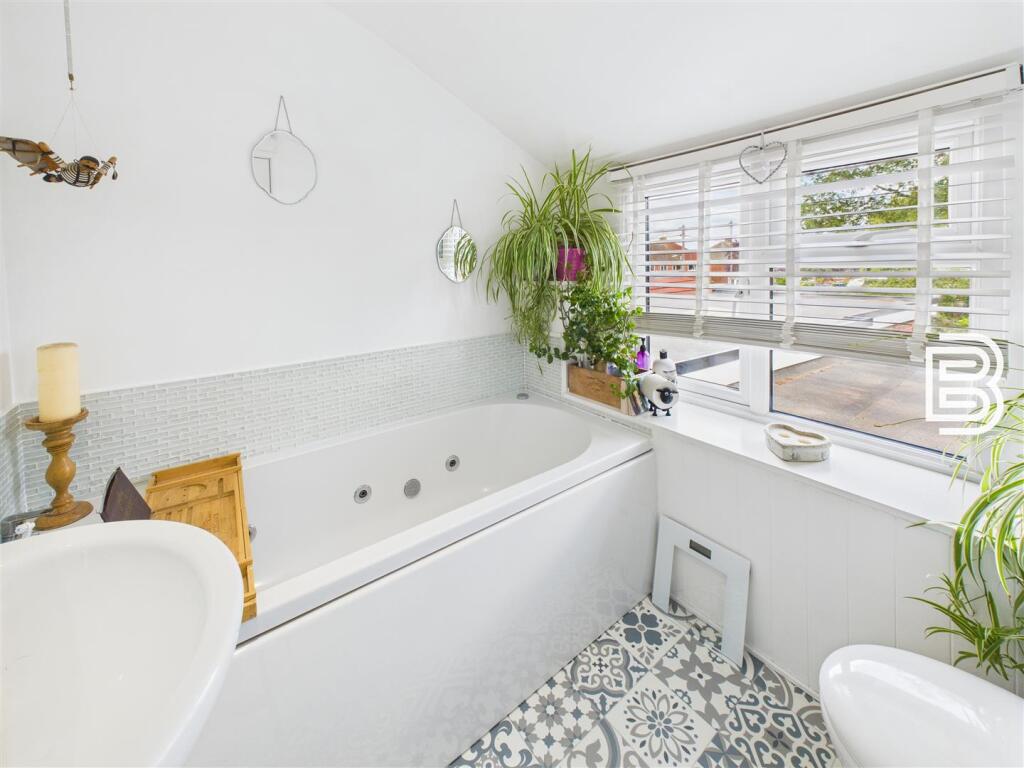 1st Floor Bathroom.jpg