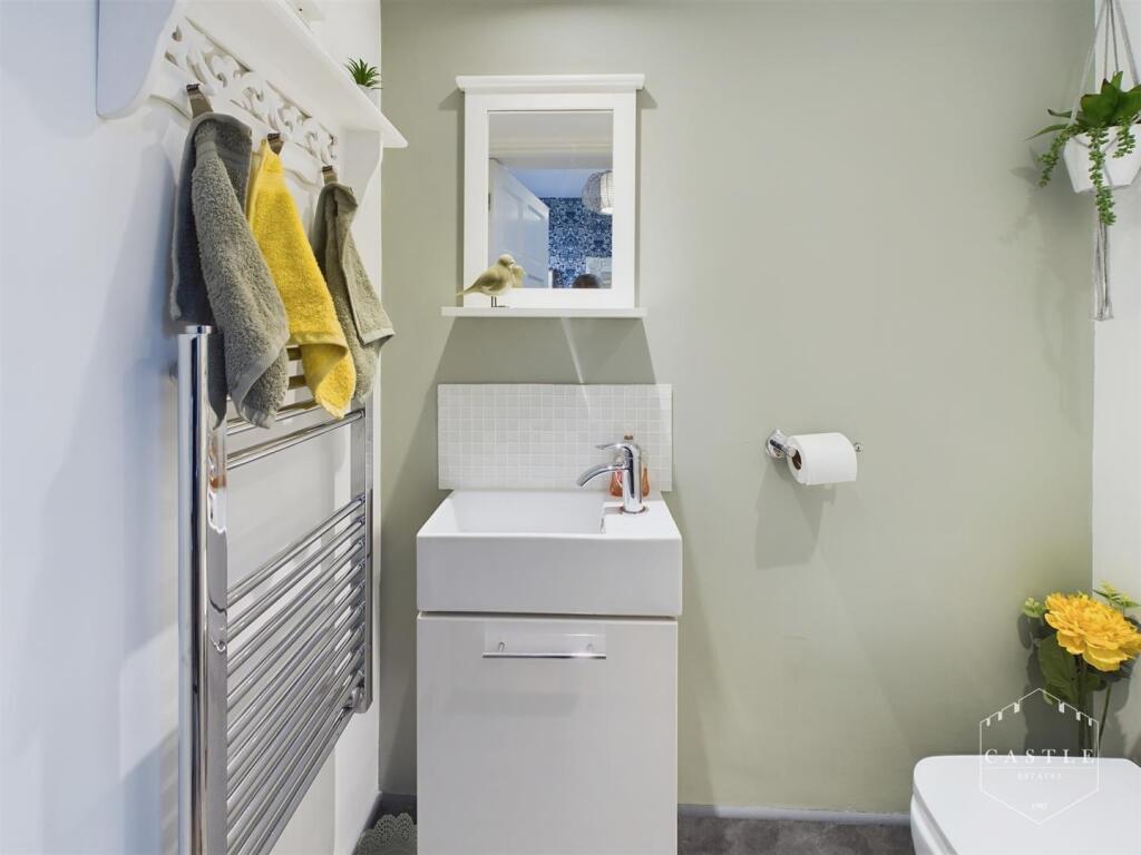 GUEST CLOAKROOM